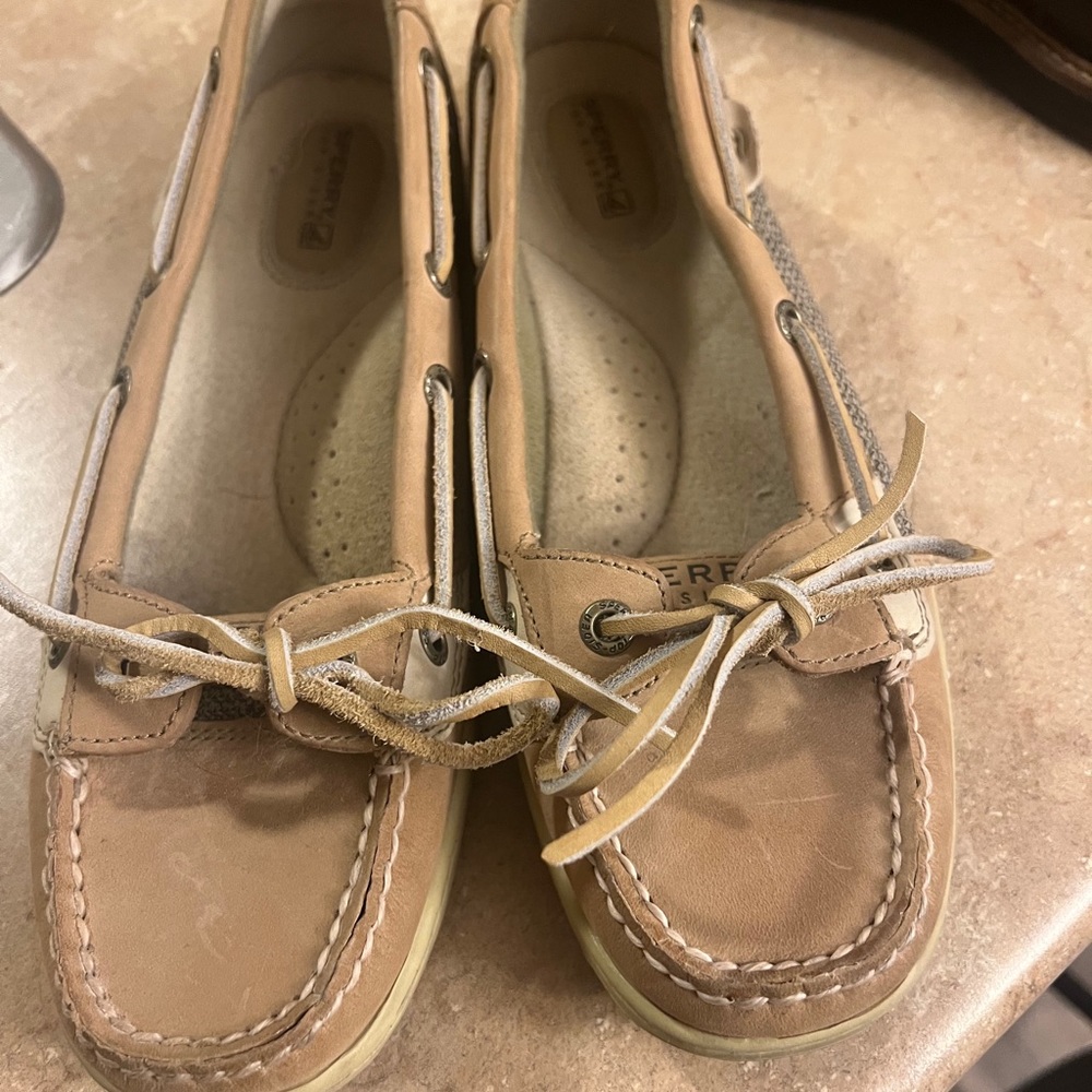 Sperry Anglefish boat shoe size 8M worn a few times!  Like new condition!